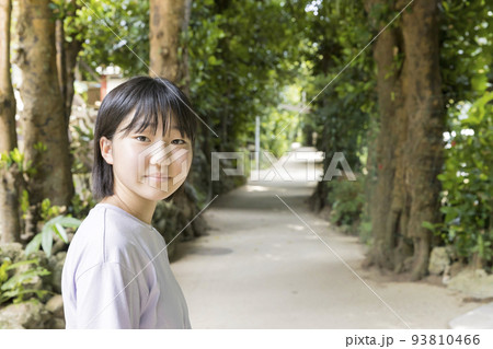 備瀬のフクギ並木を散策する子供 93810466