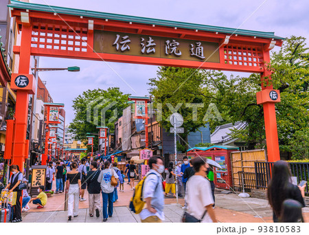 日本の東京都市景観 世界最多4週連続…行動制限なし、仲見世通りから賑わう伝法院通りを望む＝8月15日 93810583