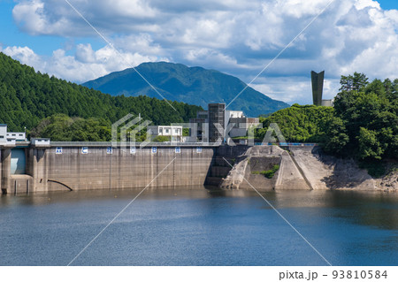 夏の菅沢ダム(鳥取県日野郡日南町) 夏の菅沢ダム(鳥取県日野郡日南町) 93810584