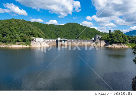 夏の菅沢ダム(鳥取県日野郡日南町) 夏の菅沢ダム(鳥取県日野郡日南町) 93810585