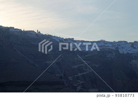 クルーズ船から望む夜明けのサントリーニ島 93810773