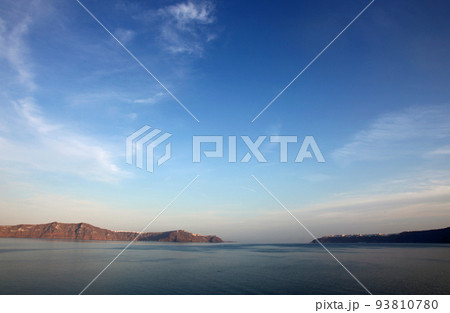 クルーズ船から望む早朝のサントリーニ島 93810780