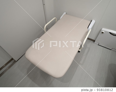 トイレに設置された介助シート 93810812