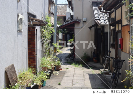 石畳の路地と古い住宅のある町並みの風景 93811070