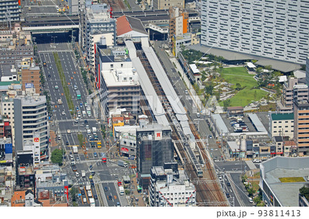 新今宮駅を発車する車両 93811413