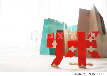 買い物の支払いをリボ払いするイメージ 買い物の支払いをリボ払いするイメージ 93811427