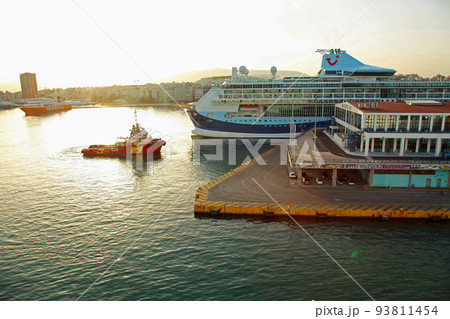 ギリシャ最大の国際港ピレウス港の港湾 93811454