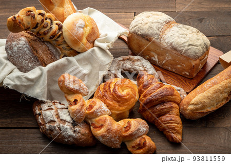 たくさんの種類のパン 93811559