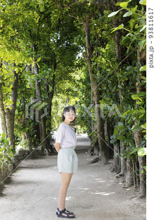 備瀬のフクギ並木を散策する子供 93811617