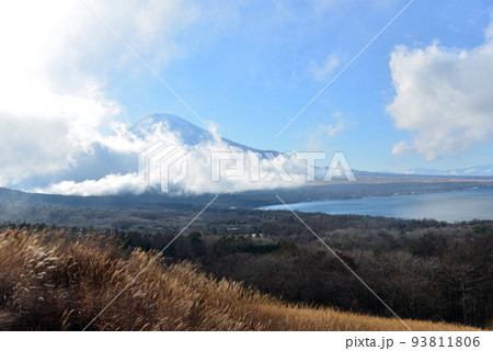 富士山と山中湖 93811806