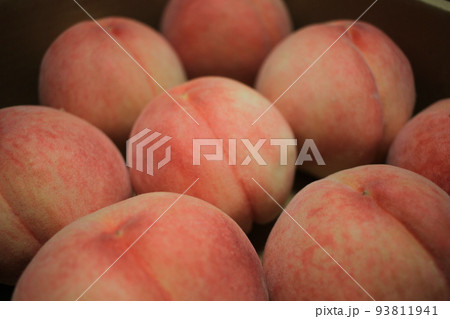 夏の福島県で桃の直売所へ 夏の福島県で桃の直売所へ 93811941