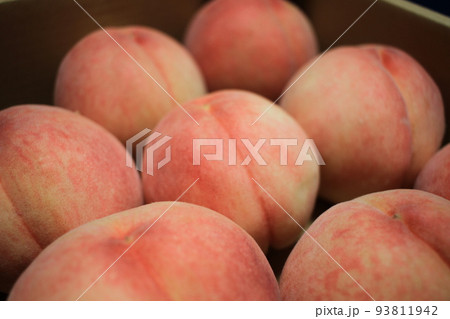 直売所で購入した、綺麗な桃 93811942