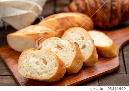 スライスしたバゲット 93811949
