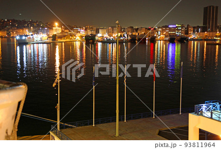 ギリシャ最大の国際港ピレウス港の港湾夜景 ギリシャ最大の国際港ピレウス港の港湾夜景 93811964