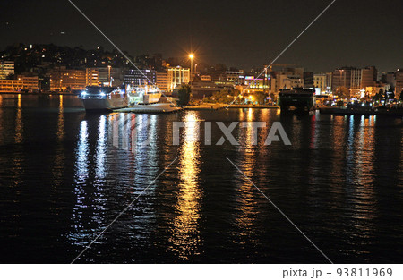 ギリシャ最大の国際港ピレウス港の港湾夜景 ギリシャ最大の国際港ピレウス港の港湾夜景 93811969