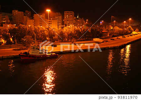ギリシャ最大の国際港ピレウス港の港湾夜景 ギリシャ最大の国際港ピレウス港の港湾夜景 93811970