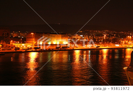 ギリシャ最大の国際港ピレウス港の港湾夜景 93811972