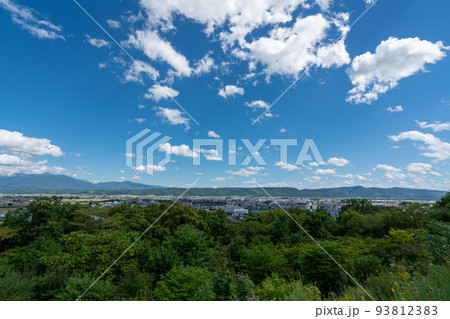 ふらのワインハウスから見る富良野市街と十勝岳の風景 ふらのワインハウスから見る富良野市街と十勝岳の風景 93812383