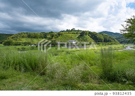 夏の月山富田城跡と飯梨川 夏の月山富田城跡と飯梨川 93812435