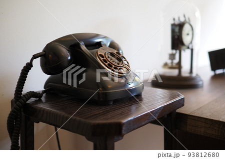 昭和レトロな黒電話（江戸東京たてもの園・前川國男邸の書斎） 93812680