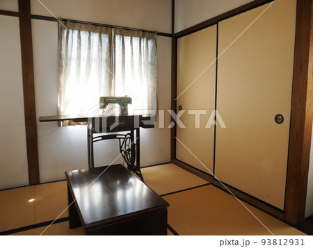 レトロな和室のミシン レトロな和室のミシン 93812931