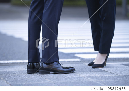ビジネスマンとビジネスウーマン  屋外　足元 93812973