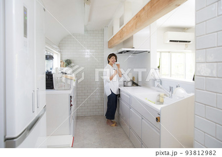 調理風景、味見をするミドルの日本人女性 調理風景、味見をするミドルの日本人女性 93812982