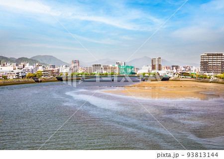 江波大橋から上流域の吉島橋、舟入町方面を展望しています。舟入ゴルフ練習場の緑のネットが見えます。 江波大橋から上流域の吉島橋、舟入町方面を展望しています。舟入ゴルフ練習場の緑のネットが見えます。 93813144