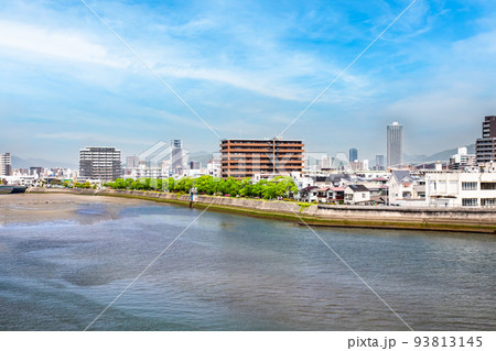 江波大橋から上流域の吉島橋、吉島西町方面を展望しています。河岸公園やリバーサイドマンションが見えます 江波大橋から上流域の吉島橋、吉島西町方面を展望しています。河岸公園やリバーサイドマンションが見えます 93813145