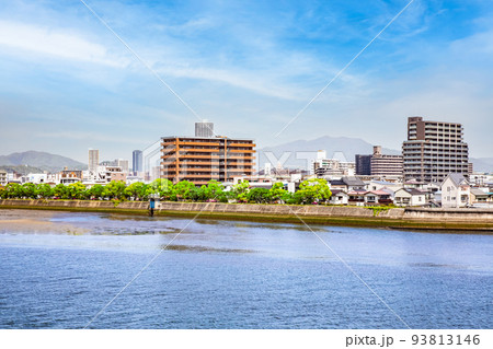 江波大橋から上流域の吉島橋、吉島西町方面を展望しています。河岸公園やリバーサイドマンションが見えます 江波大橋から上流域の吉島橋、吉島西町方面を展望しています。河岸公園やリバーサイドマンションが見えます 93813146