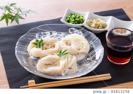 ガラス器に盛り青モミジを添えたそうめん ガラス器に盛り青モミジを添えたそうめん 93813256