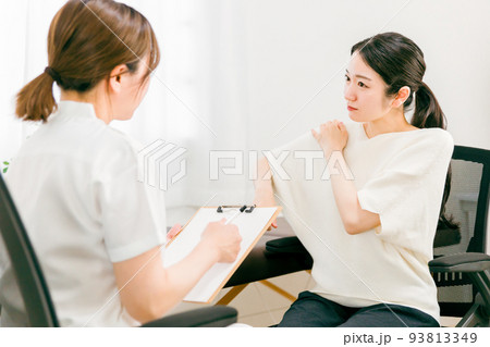 肩こりで整体・整骨・マッサージに来た女性（相談・カウンセリング） 93813349