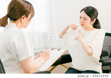 肩こりで整体・整骨・マッサージに来た女性（相談・カウンセリング） 93813350