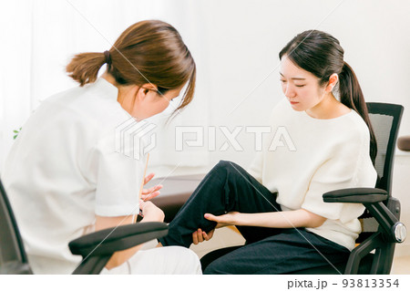 整形外科・マッサージに来たアジア人女性（ふくらはぎ） 93813354