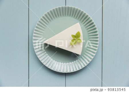 木製テーブルの上のレアチーズケーキ 93813545