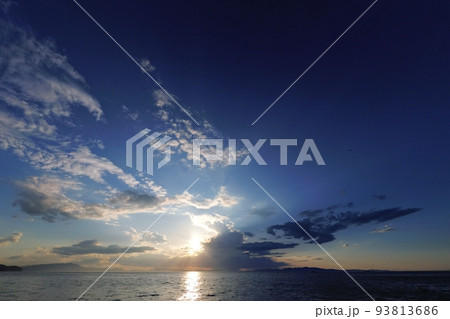 太陽が眩しかった夏の海岸夕景・超広角・空主体・220706pm 太陽が眩しかった夏の海岸夕景・超広角・空主体・220706pm 93813686