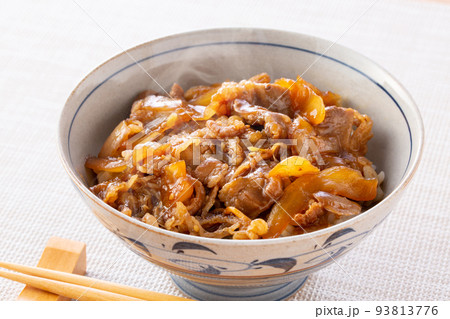 美味しそうな牛丼 93813776