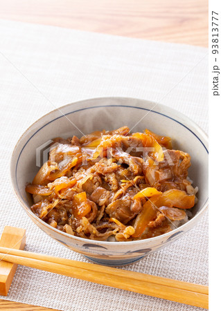 美味しそうな牛丼 93813777