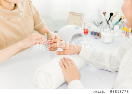 ネイルサロンで施術を受ける女性（爪やすり） 93813778