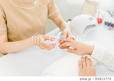 ネイルサロンで施術を受ける女性（爪やすり） 93813779