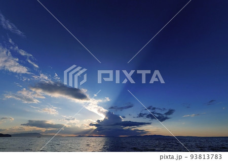 夕陽を遮った積乱雲で光芒が現れた夏の海岸夕景・超広角・空主体・220706pm 93813783