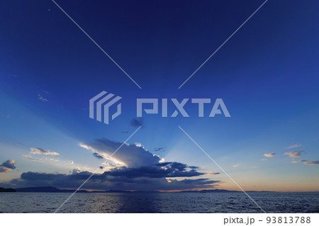 夕陽を遮った積乱雲で光芒が現れた夏の海岸夕景・超広角・空主体・220706pm 93813788