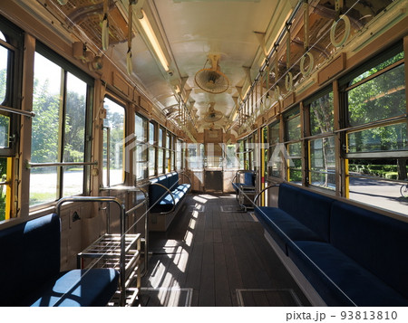 昭和レトロな都電7500形の車内(江戸東京たてもの園) 昭和レトロな都電7500形の車内(江戸東京たてもの園) 93813810