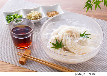 ガラスの器に盛りつけたそうめん ガラスの器に盛りつけたそうめん 93813952