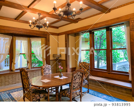 暖色の洋館の一室 暖色の洋館の一室 93813995