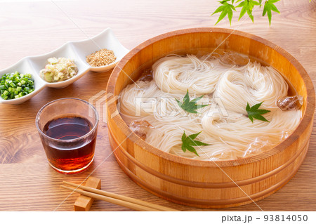 桶に盛り付けたそうめん 93814050