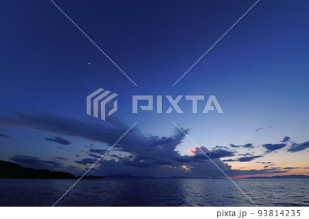 積乱雲が現れた神秘的な夏の海岸夕景・超広角・空主体・220706pm 93814235