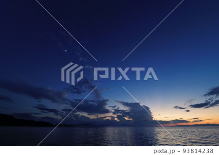 積乱雲が現れた神秘的な夏の海岸夕景・超広角・空主体・220706pm 93814238