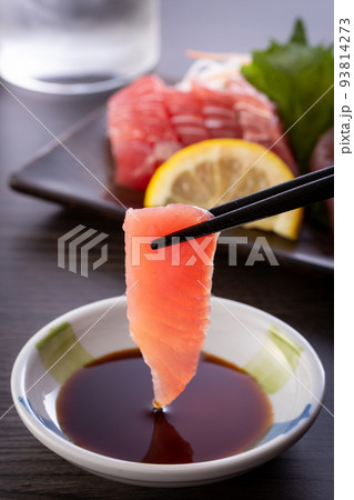 マグロの刺身を食べる マグロの刺身を食べる 93814273
