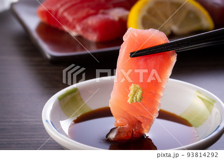マグロの刺身を食べる 93814292